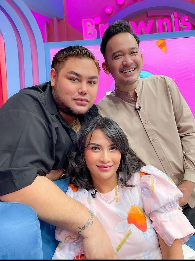Dikenal Teman Baik, Ini 7 Potret Kebersamaan Vanessa Angel dan Rekan Artis