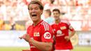 Kevin Behrens yang kini tengah menjalani musim ketiga berseragam Union Berlin memiliki koleksi satu hattrick yang dicetaknya pada pekan pertama Bundesliga 2023/2024 saat Union Berlin menang 4-1 atas FSV Mainz (20/8/2023). Hingga kini ia telah mencetak 4 gol dari 16 laga di Bundesliga 2023/2024. (AFP/Odd Andersen)