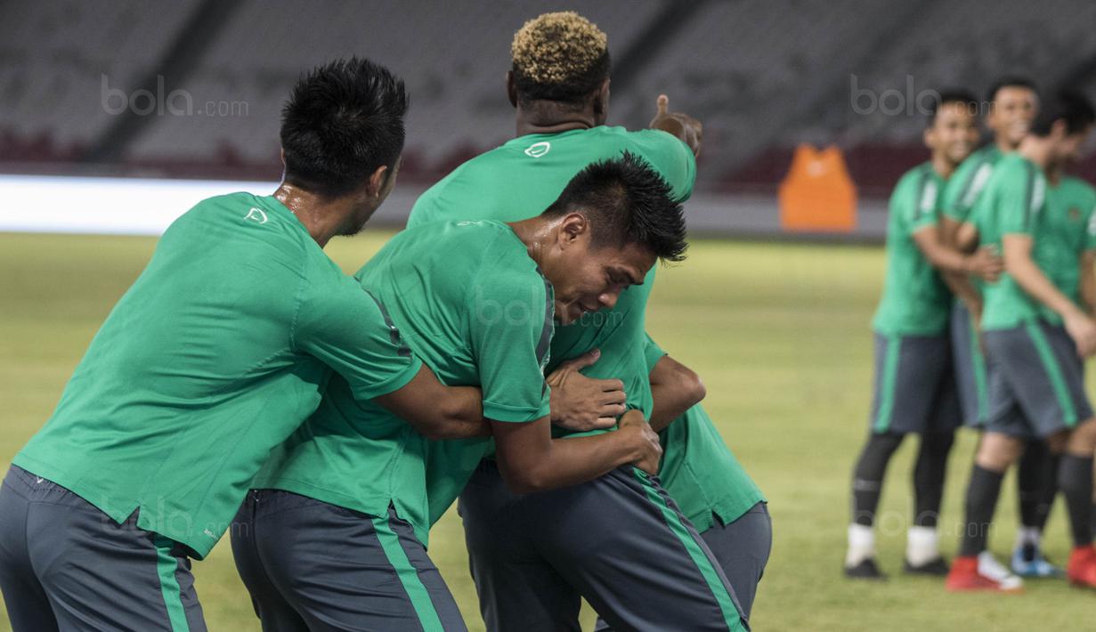 Bek Timnas Indonesia, Fachruddin Aryanto, tampak bercanda saat latihan di SUGBK, Jakarta, Sabtu (13/1/2018). Timnas Indonesia menggelar latihan terakhir sebelum laga persahabatan melawan Islandia. (Bola.com/Vitalis Yogi Trisna)