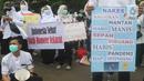 Massa dari Forum Komunikasi Nakes dan Non-Nakes Indonesia (FKHN Indonesia) menggelar aksi di kawasan Patung Kuda, Jakarta Pusat, Kamis (22/9/2022). Sebanyak 2.600 personel gabungan diterjunkan untuk mengamankan aksi demo yang digelar oleh FKHN di kawasan Patung Kuda. (Liputan6.com/Herman Zakharia)