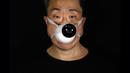Edmond Kok, aktor dan desainer kostum teater Hong Kong, mengenakan masker dengan model CCTV dipasang di atasnya di Hong Kong pada 6 Agustus 2020. Sepanjang pandemi, Edmond telah membuat lebih dari 170 masker yang terinspirasi oleh pandemi dan masalah politik Hong Kong. (AP Photo/Vincent Yu)