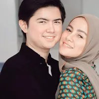 Sejak orang tuanya berpisah, Sean tinggal bersama sang ibu. Hal ini membuat dirinya sangat dekat dengan Olla ramlan. Selain dengan sang ibu, Sean juga sangat terlihat menyayangi adik-adiknya. (Liputan6.com/IG/@ollaramlan)