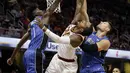 Pebasket Orlando Magic, Jonathan Isaac dan Nikola Vucevic, memghalau pebasket Cleveland Cavaliers, JR Smith, pada laga NBA di Quicken Loans Arena, Ohio, Sabtu (21/10/2017). Cleveland Cavaliers kalah 93-114 dari Orlando Magic. (AP Photo/Tony Dejak)