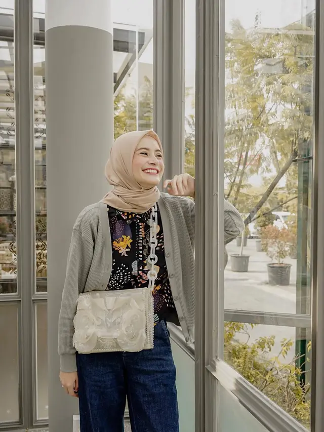 Cantik dan Modis, Ini 6 Potret Istri Tria The Changcuters dengan Balutan Hijabnya