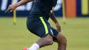 Penyerang Brasil, Neymar mengontrol bola saat mengikuti sesi latihan tim di Singapura (7/10/2019).  Brasil akan menghadapi Senegal pada pertandingan persahabatan di Singapore National Stadium pada 10 Oktober 2019. (AFP Photo/Roslan Rahman)