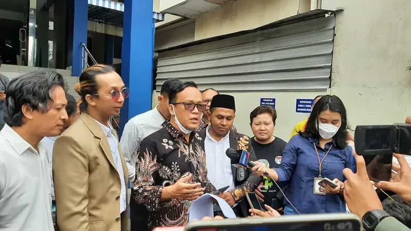 Ketua Umum Relawan Jokowi Mania (Joman) Immanuel Ebenezer melaporkan Dosen UNJ Ubedilah Badrun ke Polda Metro Jaya, Jumat (14/1/2022).