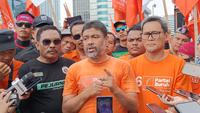 Presiden Partai Buruh Said Iqbal mengonfirmasi bahwa bakal capres Ganjar Pranowo dan Anies Baswedan tidak hadir dalam acara peringatan hari buruh internasional atau May Day Fiesta 2023 di Istora Senayan, Jakarta, Senin 1 Mei 2023. (Merdeka.com/Rahmat Baihaqi)