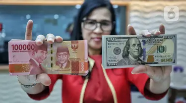 Teller menunjukkan mata uang rupiah dan dolar AS di Jakarta, Selasa (31/10/2023). Pada penutupan perdagangan hari ini, mata uang rupiah menguat sebesar 5 poin atau 0,03 persen menjadi Rp 15.885 per dolar AS dari penutupan sebelumnya sebesar Rp 15.890 per dolar AS. (Liputan6.com/Angga Yuniar)