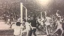 Pendukung Persija saat merayakan kesuksesan klub kesayangannya jadi juara perserikatan 1973. (Bola.com/Repro. Kompas)