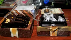 Kue coklat yang dipasarkan secara online mengandung ganja berhasil diamankan BNN, Jakarta, Senin (13/4/2015). BNN berhasil menangkap lima orang tersangka di kawasan Blok M. (Liputan6.com/ Yoppy Renato)