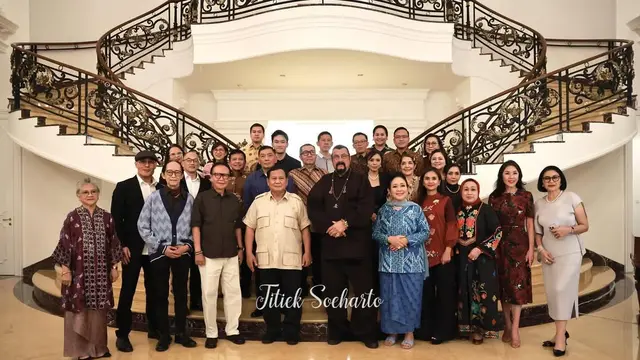 Potret Titiek Soeharto Tampak Akrab Menjamu Prabowo dan Steven Seagal