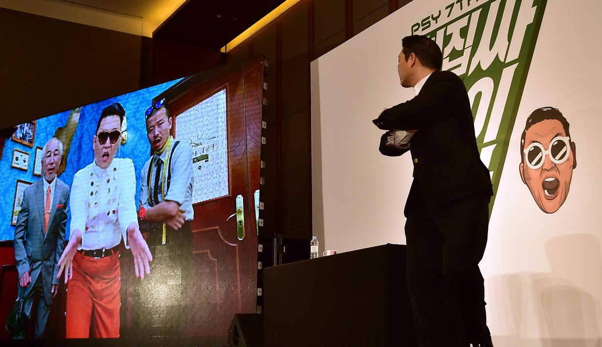 Psy menunjukkan video klip barunya saat konferensi pers untuk mempromosikan album ketujuhnya di sebuah hotel di Seoul (30/11). Sebelumnya Psy telah sukses dengan hitsnya “Gangnam Style“, “Gentleman” dan “Hangover“. (AFP PHOTO/ JUNG YEON-JE)