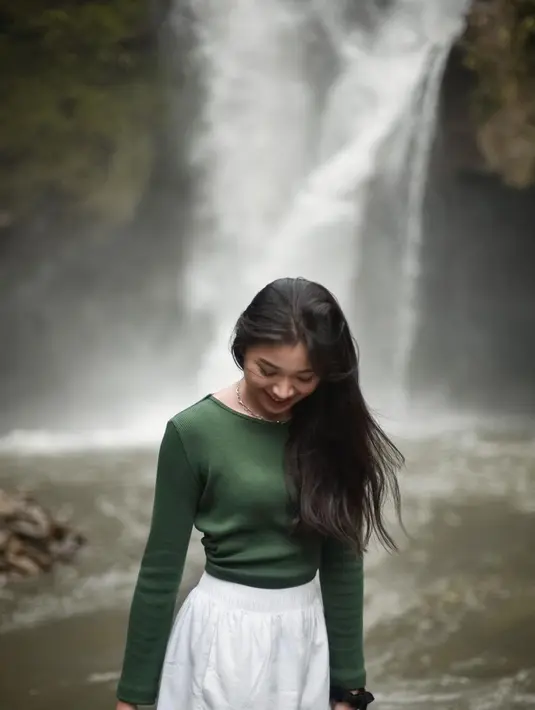 Member JKT48 dengan jumlah followers 447 ribu ini sangat memesona. OOTD Shani JKT48 yang simpel ini cukup cocok dipakainya saat berada di air terjun. Shani tampak sumringah bisa melepas penat saat liburan santai di alam bebas seperti ini. (Liputan6.com/IG/@jkt48shani)