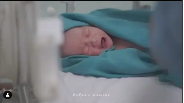Ayu Dewi Lahirkan Anak Ketiga, Ini 5 Momen Manisnya