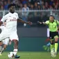 Gelandang AC Milan, Franck Kessie ketika mengeksekusi penalti ke gawang Genoa di Stadion Luigi Ferraris, dalam laga pekan ketujuh Serie A (Foto: AC Milan)