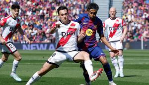 Pedro Diaz dan Lamine Yamal berebut bola dalam laga La Liga antara Barcelona vs Rayo Vallecano di Camp Nou, 22 Maret 2026. (AP Photo/Joan Monfort)