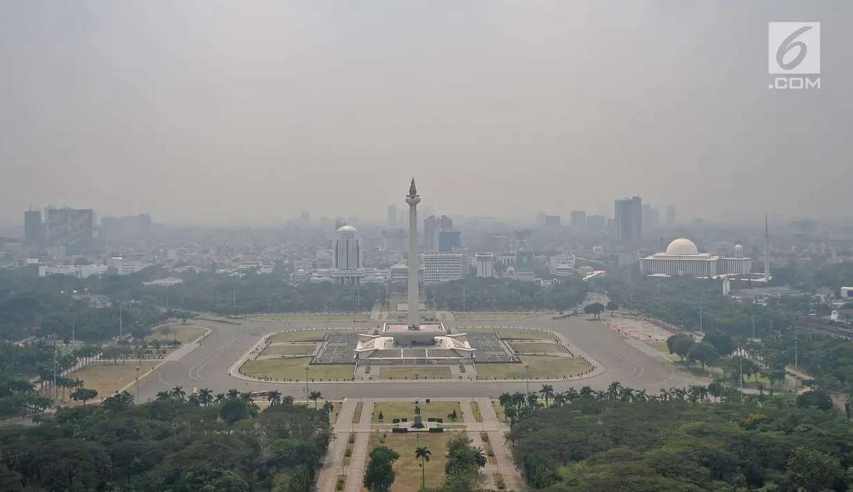 Kabut tipis menyelimuti udara di salah satu sudut kota Jakarta, Selasa (10/7). Tingkat polusi di Jakarta semakin memburuk dengan Indeks Kualitas Udara hari ini tercatat oleh BreezoMeter mencapai angka 151. (Merdeka.com/Iqbal S. Nugroho)