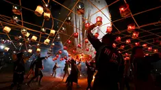 Warga menyalakan Lampion buatan tradisional sebelum melepaskannya ke langit selama festival tahunan Tazaungdaing di Taunggyi, Myanmar (19/11). (REUTERS/Soe Zeya Tun)