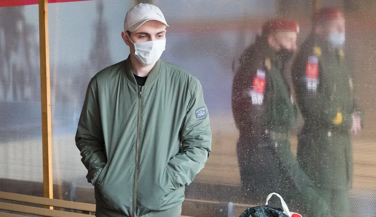 Seorang kandidat perekrutan tentara menunggu untuk menjalani pemeriksaan fisik di St. Petersburg, Rusia (20/10/2020). Perekrutan tentara musim gugur yang sedang berlangsung di Rusia dimulai pada 1 Oktober dan akan berlangsung hingga 31 Desember mendatang. (Xinhua/Irina Motina)