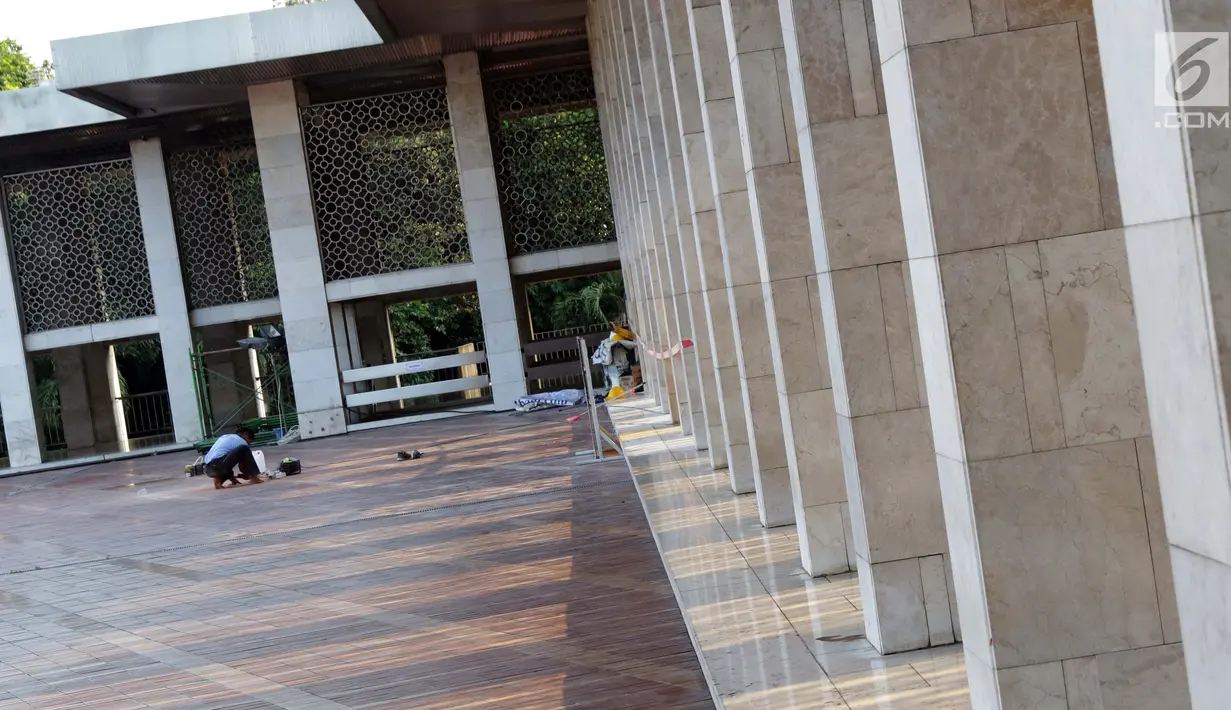 Pekerja menyelesaikan proses renovasi Masjid Istiqlal Jakarta, Selasa (18/6/2019). Pemerintah merenovasi dan memperbaiki struktur bangunan Masjid Istiqlal yang merupakan salahsatu cagar budaya dengan anggaran sebesar Rp465 miliar. (Liputan6.com/Helmi Fithriansyah)