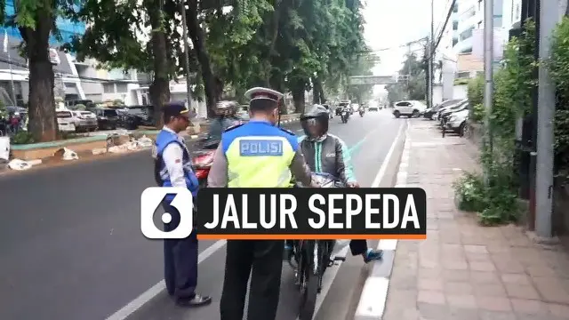 Petugas Dishub dan kepolisian melakukan sterilisasi jalur sepeda di Tomang Jakarta Barat. 35 pengendara motor dan mobil ditilang karena melewati jalur sepeda.