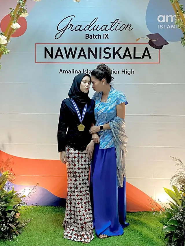 6 Momen Wisuda Anak Kembar Fadlan Muhammad, Dihadiri Mantan Istri