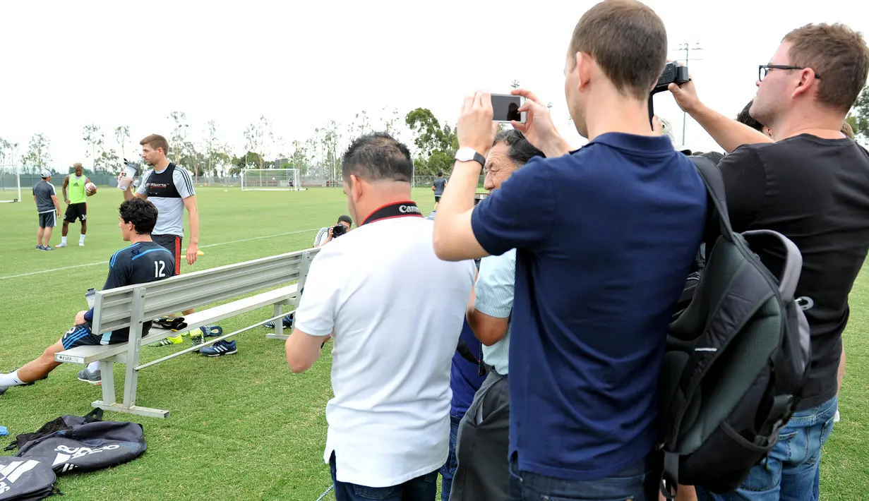 Sejumlah pewarta mengabadikan moment latihan perdana Steven Gerrard bersama LA Galaxy di Stubhub Center, Amerika Serikat (7/7/2015). Gerrard akan melakoni debut di laga pra musim kontra America 11 Juli mendatang.  (REUTERS/Gary A. Vasquez-USA TODAY)