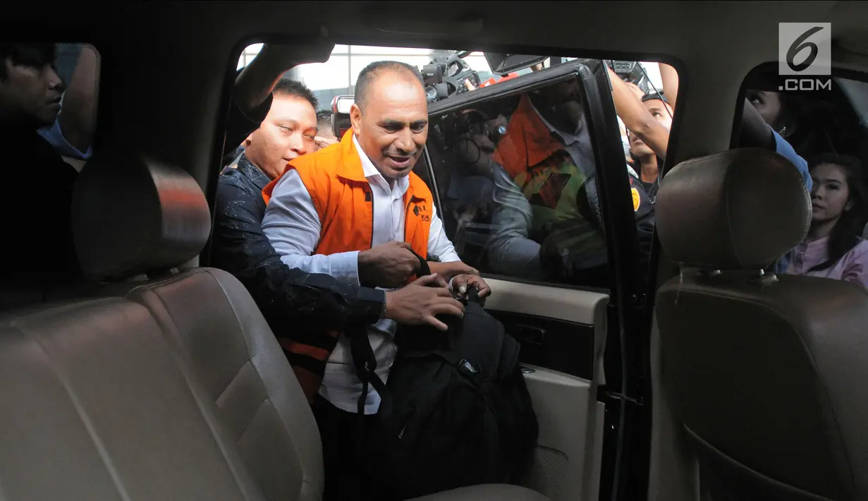 Bupati Ngada Marianus Sae menaiki mobil usai menjalani pemeriksaan di Gedung Komisi Pemberantasan Korupsi (KPK), Jakarta, Senin (12/2). KPK mengamankan sejumlah barang bukti berupa struk ATM. (Liputan6.com/Herman Zakharia)