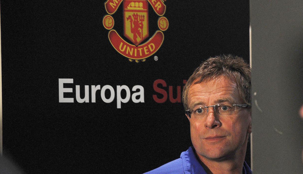 Menurut Manchester Evening News, Kamis (25/11/2021), Rangnick telah menyetujui kontrak enam bulan menahkodai pasukan Setan Merah hingga akhir Mei 2022. (AFP/Patrik Stollarz)