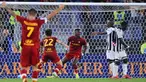 Pemain AS Roma Tammy Abraham (tengah) melakukan selebrasi usai mencetak gol ke gawang Udinese pada pertandingan Serie A Liga Italia di Olympic Stadium, Roma, Italia, 23 September 2021. AS Roma menang 1-0. (Alberto PIZZOLI/AFP)