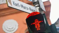 Sebuah lampu lalu lintas pejalan kaki bergambar karakter filsuf Jerman Karl Marx di Trier, Jerman (3/5). Lampu merah bergambar ini untuk memperingati 200 tahun kelahiran Karl Marx yang jatuh pada tanggal 5 Mei. (AFP/Patrik Stollarz)