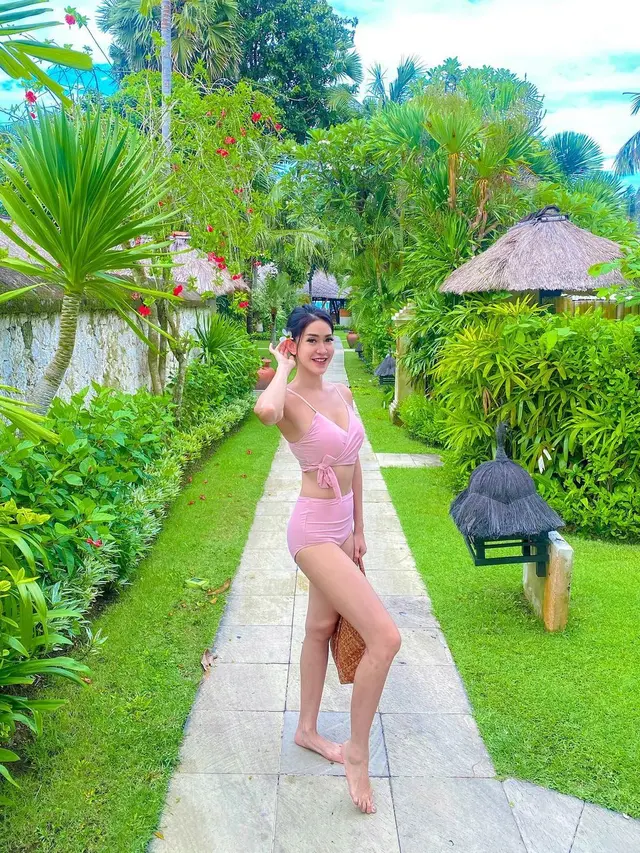 [Fimela] Potret Elma Agustin pamer OOTD