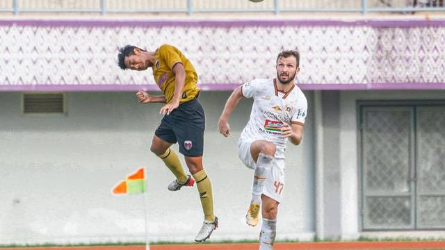 Bek Persija Jakarta, Marco Motta, saat beruji coba dengan Persita Tangerang.
