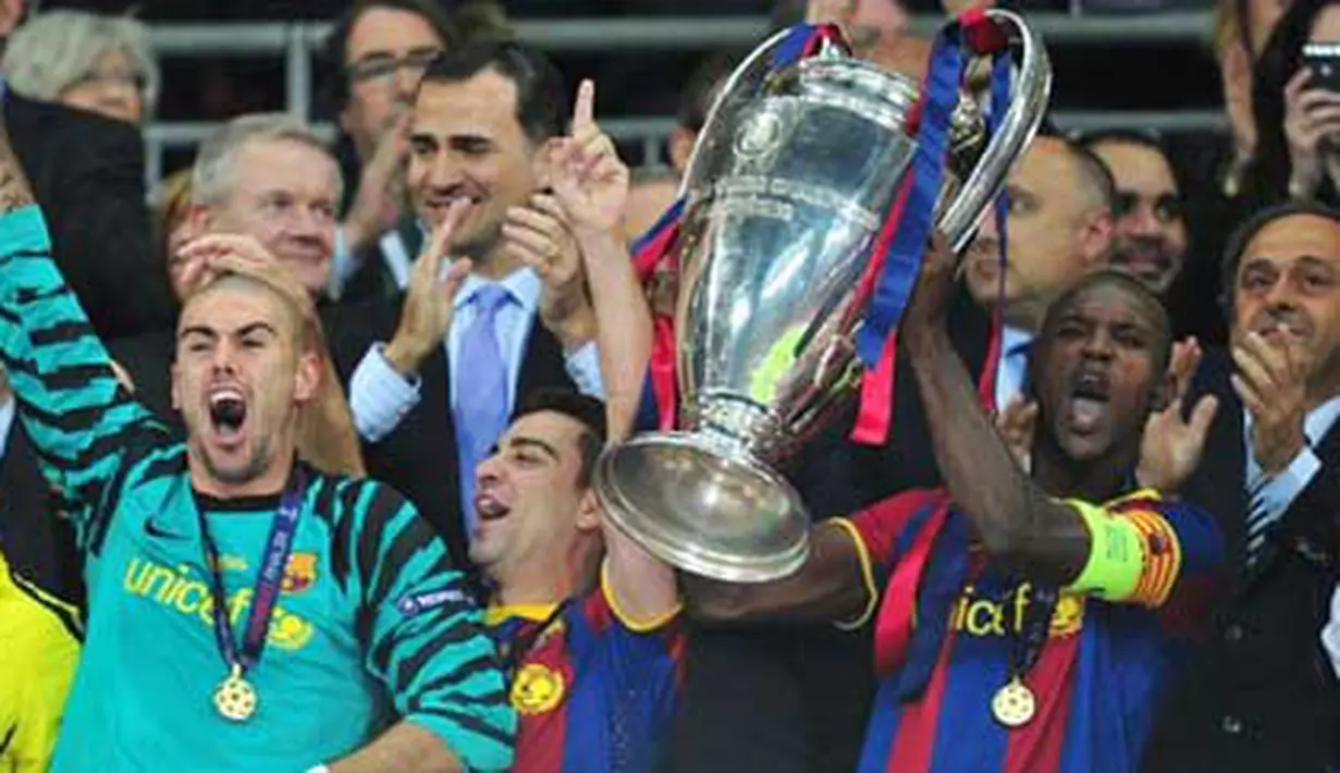 Bek Barcelona asal Prancis Eric Abidal (kanan) mengangkat trofi Liga Champions usai mengalahkan Manchester United dalam partai final di Wembley Stadium, 28 Mei 2011. AFP PHOTO/CARL DE SOUZA