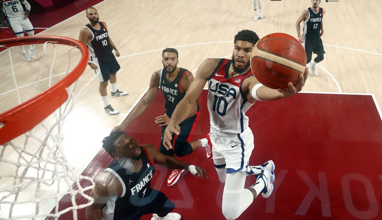 Tak mau kalah, bintang muda NBA asal Boston Celtics Jayson Tatum juga bikin 19 poin dan 7 rebound saat mengalahkan Prancis di final basket putra Olimpiade Tokyo 2020. (Foto: AP/Pool/Gregory Shamus)