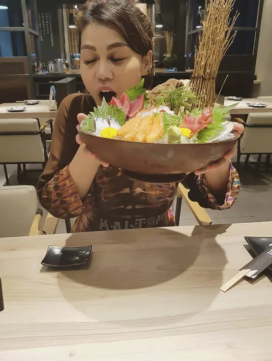 Bagiamana tidak dibilang gendut, porsi makannya DJ Butterfly ternyata sebanyak ini.  (Foto: instagram.com/dj_kattybutterfly36)