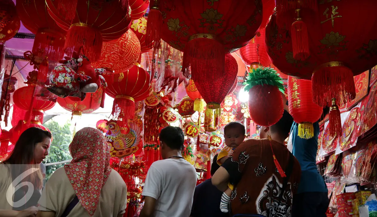 Pembeli melihat-lihat pernak-pernik Imlek di Glodok, Jakarta, Rabu (18/01). Beragam pernak-pernik Imlek yang diimport dari Tiongkok dijual para pedagang musiman di kawasan ini dengan harga antara Rp 10 ribu hingga Rp 3,8 juta. (Liputan6.com/JohanTallo)