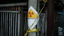Seluruh lokasi yang terkontaminasi telah dipasangi label atau stiker dan garis tanda bahaya untuk mencegah masyarakat beraktivitas di sekitar area tersebut. (Yasuyoshi CHIBA/AFP)