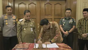 Pemkot Tangerang menandatangani naskah perjanjian hibah daerah senilai Rp47 miliar untuk penyelenggaraan dan pengamanan Pilkada Serentak 2024. Dana hibah daerah ini diberikan kepada KPU, Bawaslu, TNI, dan Polri. (Foto: Istimewa)
