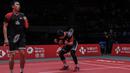 Ganda putra Indonesia, Mohammad Ahsan / Hendra Setiawan, berhasil mengalahkan ganda Jepang, Hiroyuki Endo / Yuta Watanabe, pada BWF World Tour di Tianhe Sports Center, Guangzhou, Minggu (15/12/2019). Ahsan / Hendra menang 24-22 dan 21-19. (AP/Andy Wong)