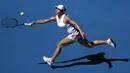 Petenis Rumania, Simona Halep mengembalikan bola pukulan Anett Kontaveit dari Estonia pada perempat final  kejuaraan tenis Australia Terbuka di Melbourne (29/1/2020). Simona Halep menang 6-1, 6-1 atas Anett Kontaveit dan lolos ke babak semifinal Australia Terbuka. (AP Photo/Dita Alangkara)