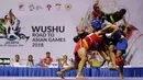 Atlet Wushu nomor Sanda beraksi pada Kejuaraan Nasional Wushu di Sport Mall Britama Arena Kelapa Gading,Jakarta, Sabtu, (28/10/2017). Ajang tersebut juga sebagai test event Asian Games XVIII 2018. (Bola.com/M Iqbal Ichsan)
