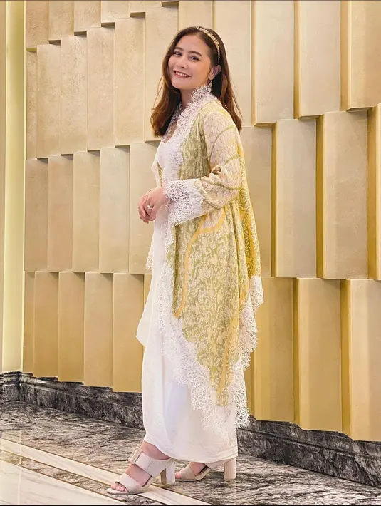 Jika ingin tampil suci dengan kearifan lokal, maka kamu dapat menggunakan gamis putih sebagai inner dan batik sebagai outer saat hari raya 2022. (instagram/prillylatuconsina96)