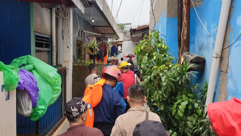 Petugas Gabungan Mengevakuasi Korban Banjir