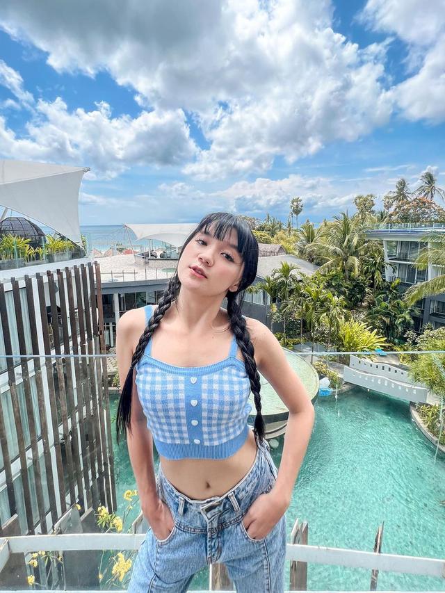 Potret Cindy Gulla Pakai Baju Crop Top, Gaya OOTD Jadi Makin Kece