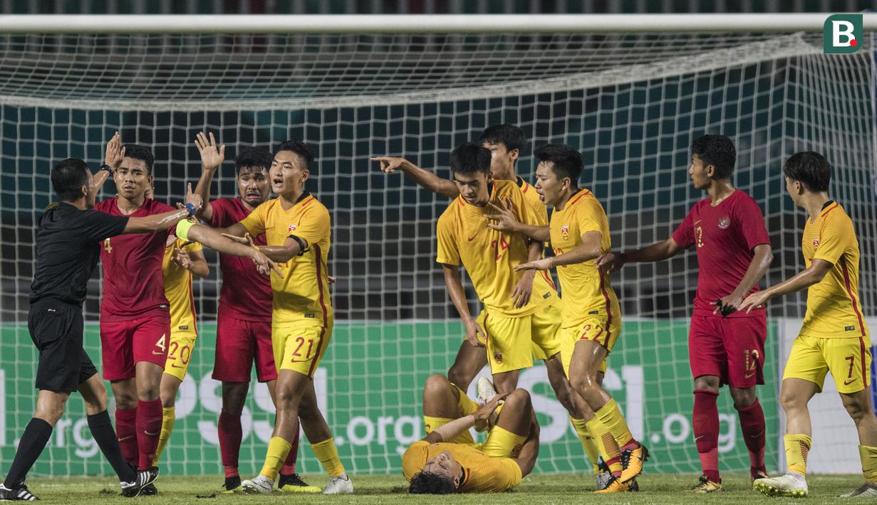 Para pemain Timnas Indonesia bersitegang dengan pemain China pada laga PSSI 88th U-19 di Stadion Pakansari, Jawa Barat, Selasa (25/9/2018). (Bola.com/Vitalis Yogi Trisna)