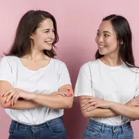 Ilustrasi dua perempuan/Copyright Freepik/Freepik