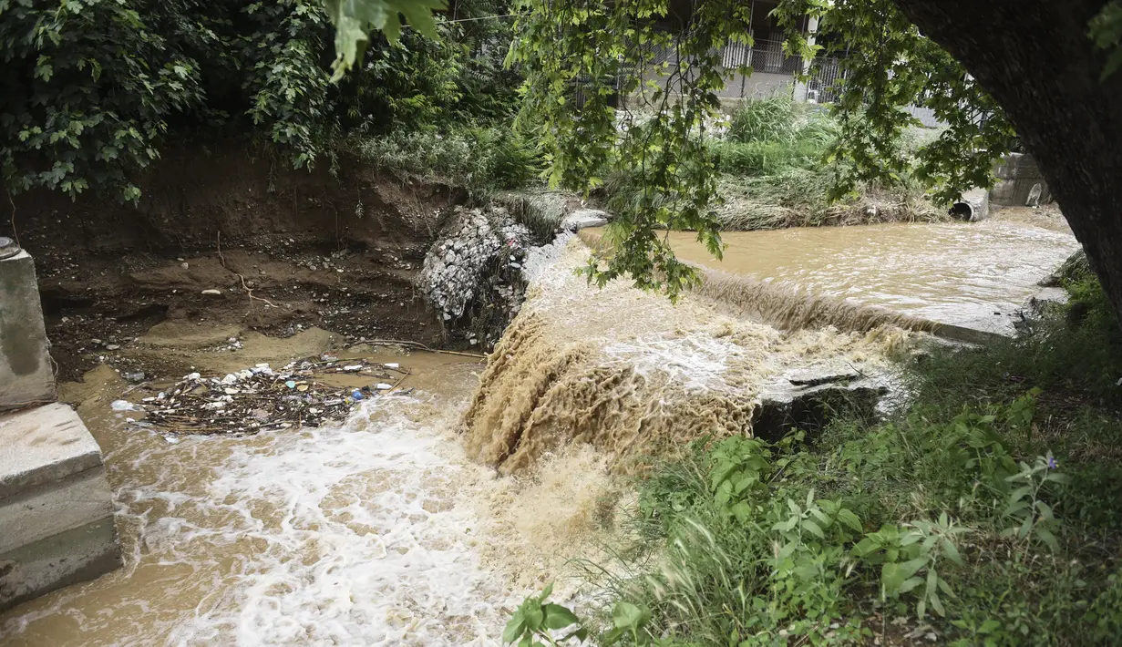Banjir juga mengakibatkan beberapa jalan tergenang air, menyebabkan gangguan lalu lintas yang signifikan di daerah tersebut. (AP Photo/Giannis Papanikos)