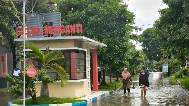 Banjir melanda sejumlah wailayah di Gresik, termasuk di Perumahan Oma Indah Menganti Gresik. (Dian Kurniawan/Liputan6.com)