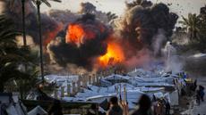 Bola api meletus setelah serangan udara Israel menghantam sebuah lokasi dekat tenda-tenda penampungan pengungsi Palestina di Deir el-Balah, Jalur Gaza tengah pada 25 Maret 2026. Sebuah serangan udara Israel menghantam area di dekat perkemahan tenda yang menampung warga Palestina yang mengungsi di Deir el-Balah, Gaza tengah. (Eyad Baba/AFP)